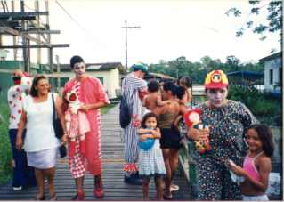 Os Palhacos do Circo Vittria convidando crianas para o circo cidade de Afu.